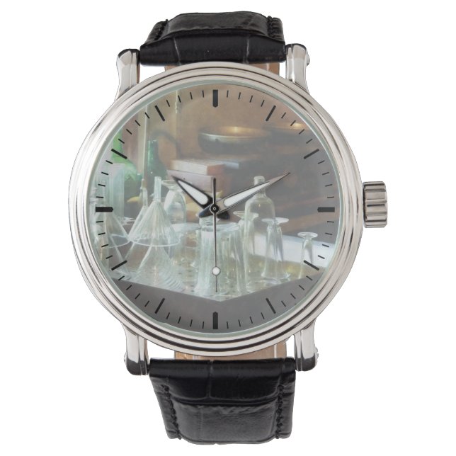 Montre Noix et bouteilles en verre (devant)