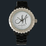 Montre Nom de script initial noir du monogramme personnal<br><div class="desc">Un élégant monogramme moderne et personnalisé avec un nom initial et un nom de script noir. Une montre élégante pour elle ; femme,  fille ou petite-fille.</div>