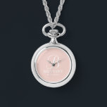 Montre Nom et monogramme de la servante d'accueil personn<br><div class="desc">Elégant Cadeaux de demoiselle d'honneur personnalisés avec monogramme personnalisé en blanc élégant style de police de script avec nom et titre de demoiselle d'honneur dans le style de police serif classique sur arrière - plan rose pâle. Parfait aussi pour femme de ménage d'honneur,  mère de la mariée et plus.</div>