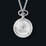Montre Nom et monogramme de la servante d'accueil personn<br><div class="desc">Elégant cadeau de femme de chambre personnalisée avec monogramme personnalisé en gris élégant style de police de script avec nom et titre de femme de chambre de maître dans le style de police serif classique sur arrière - plan de marbre blanc. Parfait aussi pour les groomsmen, meilleur homme, père de...</div>