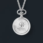 Montre Nom et monogramme de la servante d'accueil personn<br><div class="desc">Elégant cadeau de femme de chambre personnalisée avec monogramme personnalisé en gris élégant style de police de script avec nom et titre de femme de chambre de maître dans le style de police serif classique sur arrière - plan de marbre blanc. Parfait aussi pour les groomsmen, meilleur homme, père de...</div>