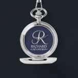 Montre Nom et monogramme du Groomsman personnalisé<br><div class="desc">Elégant Black and White Personnalisé Groomsman Cadeaux avec monogramme personnalisé en blanc élégant style de police avec nom et titre de groomsman dans le style de police serif classique sur arrière - plan bleu marine. Parfait aussi pour le meilleur homme, père de la mariée, demoiselle d'honneur, fille de fleurs, mère...</div>