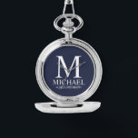 Montre Nom et monogramme du Groomsman personnalisé modern<br><div class="desc">Cadeaux de Groomsman Personnalisés modernes avec monogramme personnalisé,  nom et titre de marionnettiste en style serif classique blanc sur arrière - plan bleu marine. Aussi parfait pour Best Man,  Père de la Mariée et plus.</div>