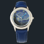 Montre Nuit Van Gogh Starry<br><div class="desc">Starry Night de Vincent Van Gogh, huile sur toile, 1889, est une peinture de paysage d'un vaste tourbillon d'étoiles brillantes sur un paysage de ville lointaine et de collines ondulantes, avec un seul cyprès au premier plan comme une flamme verte foncée. Van Gogh a peint son chef-d'oeuvre étoilé non pas...</div>