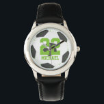 Montre Numéro du maillot de balle de soccer vert<br><div class="desc">Design à thème sportif parfait pour les garçons et les filles de tous âges.</div>