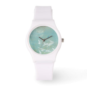 Montre Oiseaux blancs à travers le ciel bleu