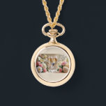Montre-or du collier nuptial<br><div class="desc">L'élégance intemporelle allie charme romantique à cette montre Happily Ever After gold. Doté de délicates verres de champagne attachés avec des arcs en satin et encadrés par des roses doux, ce morceau est à la fois un accessoire gracieux et un gardien significatif. Parfait pour les épouses, les demoiselles d'honneur ou...</div>