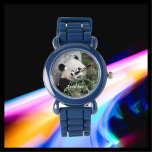 Montre Panda géant pour enfants, poignet bracelet en sili<br><div class="desc">Le visage de cette mignonne montre de panda est ma photo originale prise à Chengdu, en Chine. C'est un adorable panda géant mangeant du bambou. Quel grand cadeau de Noël ou d'anniversaire pour un enfant qui aime les pandas ! Il peut être personnalisé avec le nom de l'enfant, ou un...</div>