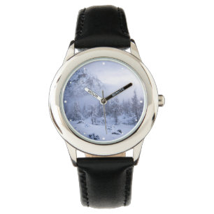 Montre Pays merveilleux d'hiver, brouillard, forêt d'épin