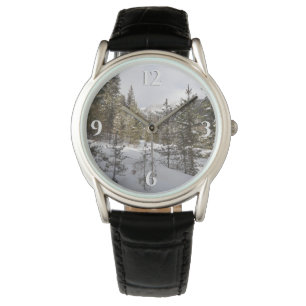 Montre Paysage hivernal de montagne enneigée dans le Mont