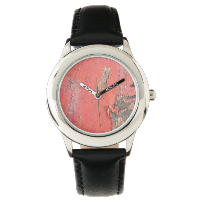 Montre Peinture rouge à éplucher sale sur le bois de la g (devant)