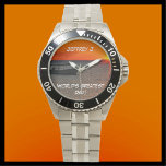 Montre Père le plus grand du monde, bateau de pêche, nom<br><div class="desc">Cette montre à poignet, avec son visage photo unique et sa bracelet en acier inoxydable, est un grand cadeau pour votre papa. Le visage de la montre est une photo spectaculaire coucher de soleil avec un ciel orange vif et la silhouette d'un bateau de pêche. Le texte est "Meilleur Père...</div>