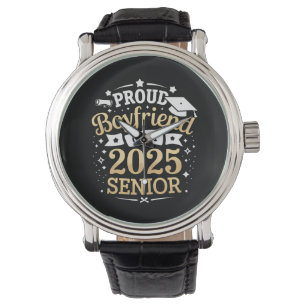 Montre Petit ami fier d'une remise de diplôme de promotio