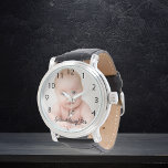 Montre Petite-fille bébé sur mesure photo grand-père<br><div class="desc">Un cadeau ou un souvenir d'un nouveau-né,  de grands-pères,  de la première petite-fille de grand-père. Modèle pour votre propre photo. Lettres noires et texte : 1ère petite-fille. Script de style écrit à la main. Les numéros d'horloge noirs de 8 à 4.</div>