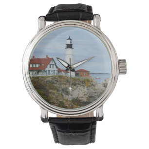 Montre Phare de Portland Headlight sur une côte rocheuse