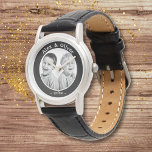 Montre Photo de famille moderne en noir et blanc<br><div class="desc">Photo de famille moderne noir et blanc. Design noir et blanc. Au milieu est une photo personnalisée - ajoutez votre photo préférée - photo en noir et blanc a l'air magnifique. Personnalisez avec vos noms et l'année. Un cadeau sucré et mignon pour maman,  papa,  tante,  oncle,  grand-mère ou grand-père.</div>