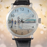Montre Photo de famille personnalisée<br><div class="desc">Personnalisez et ajoutez votre photo de votre famille,  enfants,  femme,  petite amie ou animal de compagnie. Chiffres noirs.</div>