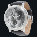 Montre Photo de famille personnalisée | Monogramme | Roma<br><div class="desc">Téléchargez votre photo préférée depuis Instagram,  téléphone ou votre ordinateur personnel sur cette montre personnalisée avec votre monogramme à l'intérieur d'un cadre en cercle noir centré au milieu. Sur les bords extérieurs de la montre se trouvent des chiffres romains.</div>