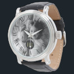 Montre Photo de famille personnalisée | Monogramme | Roma<br><div class="desc">Téléchargez votre photo préférée depuis Instagram,  téléphone ou votre ordinateur personnel sur cette montre personnalisée avec votre monogramme à l'intérieur d'un cadre en cercle noir centré au milieu. Sur les bords extérieurs de la montre se trouvent des chiffres romains.</div>