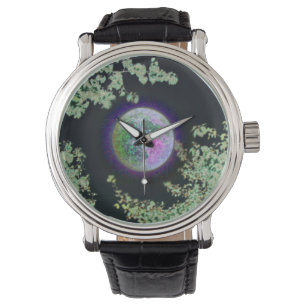 Montre Pleine lune à travers les arbres au crépuscule