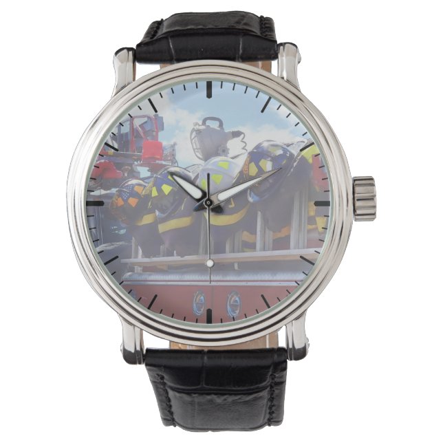 Montre Pompiers - Casque sur camion-pompier (devant)