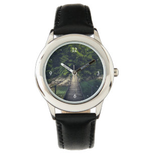 Montre Pont suspendu simple au-dessus de la rivière Idrij