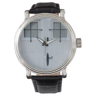 Montre Porte En Bois Blanc Avec Bars En Fer Forgé Noir