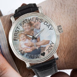 Montre Première Fête des pères en Papa Photo personnalisé<br><div class="desc">Une montre photo personnalisée pour la première fête des pères de Papa (ou personnalisez pour tout ce que vous voulez !). Le modèle est configuré pour que vous puissiez ajouter votre propre photo et vous pouvez également modifier tout le texte si vous le souhaitez. Le libellé est placé sur une...</div>