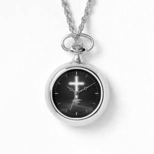 Montre Réflexion croisée chrétienne dans la brume