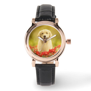 Montre Retraité d'or dans les fleurs rouges
