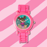 Montre rose fille en croissance avec nom<br><div class="desc">Une jolie montre rose pour les enfants avec une fille afro-américaine extrêmement heureuse (son chat à ses côtés),  parce que son plante grandit. Personnalisez la montre avec le nom de l'enfant. Choisissez une couleur ou un style différent si vous le souhaitez. © ArianeC Illustrations-Tous droits réservés</div>