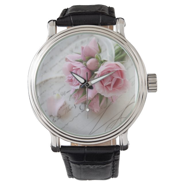 Montre rose sur la page du 18ème siècle (devant)