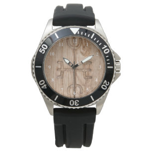 Montre Rune de Viking sur le bois criqué