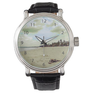 Montre Sandales sur la plage tropicale