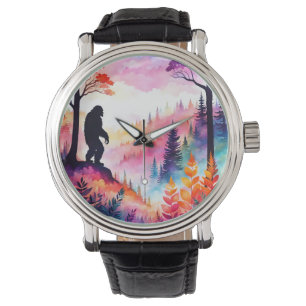 Montre Sasquatch debout sur Ridge surplombant la forêt