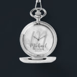 Montre Script moderne Salons personnalisés<br><div class="desc">Ajoutez une touche personnelle à votre mariage avec un cadeau personnalisé pour les groomsmen. Ce design présente le nom des groomsmen personnalisées en gris style de police de script moderne et monogramme en gris clair style de police de script moderne comme arrière - plan avec titre et date mariage en...</div>