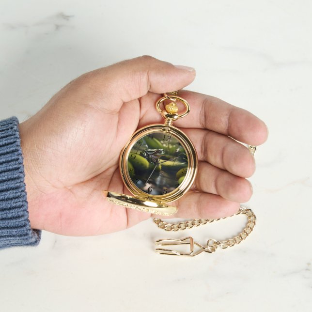 Montre Sérénité émeraude : une grenouille verte au bord d (main)