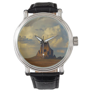 Montre Shiprock contre le cumulo-nimbus