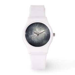 Montre Silhouette de l'homme et du train dans la pluie