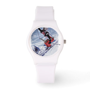 Montre Ski au fond de la montagne en rouge