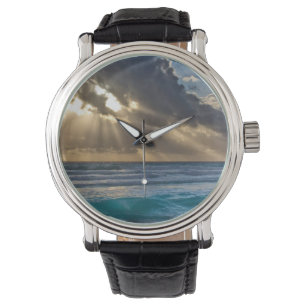 Montre Soleil Traversant Les Nuages Au-Dessus De La Mer