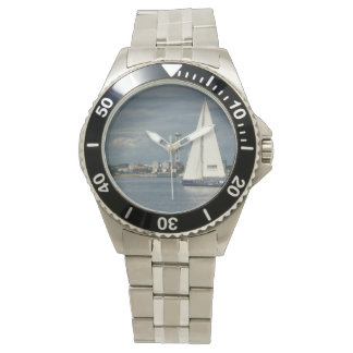 Montre Space Needle et voilier - Veille personnalisable