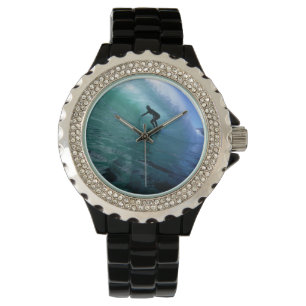 Montre Surf à l'intérieur d'une vague verte