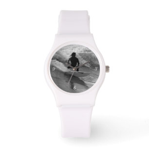 Montre Surfer En Niveaux De Gris Des Vagues