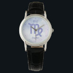 Montre Symbole d'astrologie Virgo personnalisé violet<br><div class="desc">Cette jolie montre Vierge violette et lavande personnalisée présente votre signe astrologique du Zodiac dans une belle étincelle comme les constellations. Customisez ce joli cadeau de montre-bracelet avec votre nom dans un magnifique script cursif pour quelqu'un qui a un anniversaire fin août ou début septembre.</div>