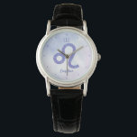Montre Sympathique Léo Astrologie Signal Personnalisé Vio<br><div class="desc">Cette jolie montre Leo couleur violet et lavande personnalisée présente votre signe astrologique du Zodiac dans une belle étincelle comme les constellations. Customisez ce joli cadeau de montre-bracelet avec votre nom dans un magnifique script cursif pour quelqu'un qui a un anniversaire fin juillet ou début août.</div>
