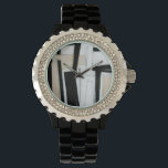 Montre Tableau noir et blanc Abstrait<br><div class="desc">Norman Wyatt a créé cette subtile peinture abstraite en noir et blanc. Le blanc de la pièce fait ressortir le noir plus que normal, et les lignes épaisses donnent à l'oeuvre une sensation trépidante. Achetez-en un maintenant !</div>