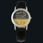 Montre Teatcher noir or arc merci classe<br><div class="desc">Élégant,  classique,  glamour et féminin. Un cadeau pour un enseignant. Un arc et un ruban de couleur or. Arrière - plan noir. Avec le texte : Merci,  modèle pour un nom et classe d'une année.</div>