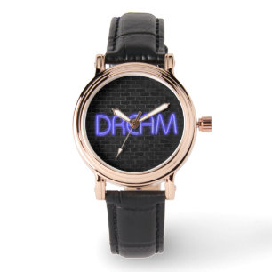 Montre Texte de DREAM sous éclairage néon en brique