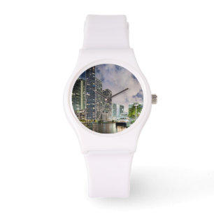 Montre Tours lumineuses au bord de mer de rivière de